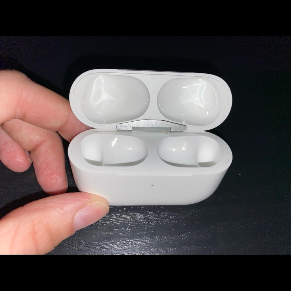 Apple Air Pods Pro ( CHARGING CASE ONLY )